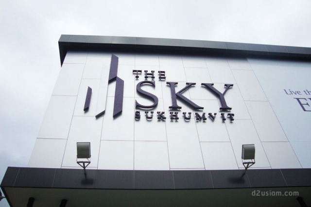ป้ายหน้าอาคาร The Sky Sukhumvit